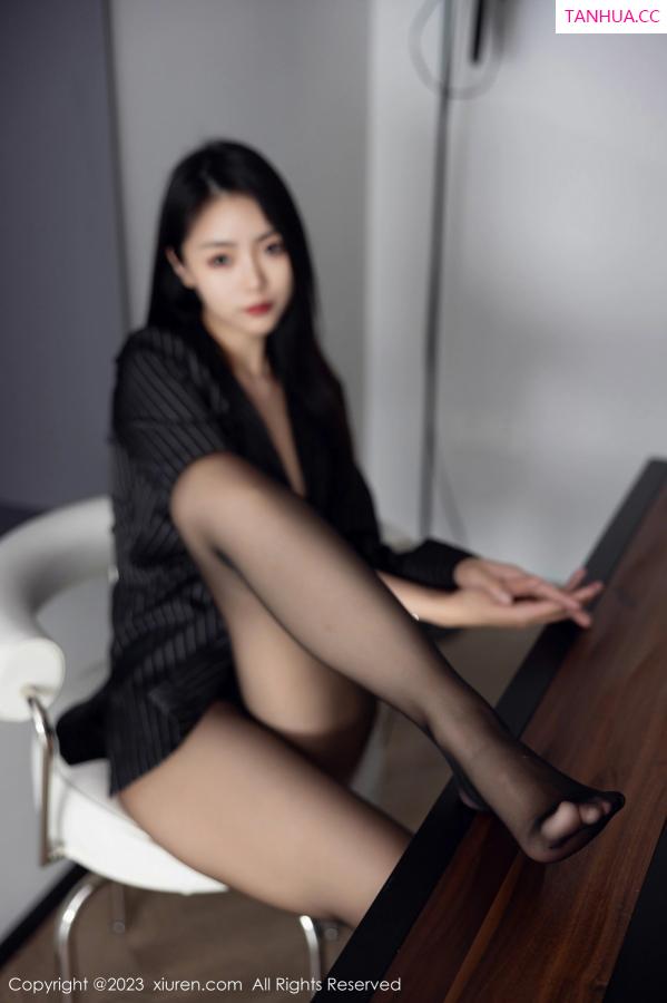 可乐Vicky  [XiuRen]高清写真图 2023.05.05 No.6677 可乐Vicky 黑丝美腿第65张图片